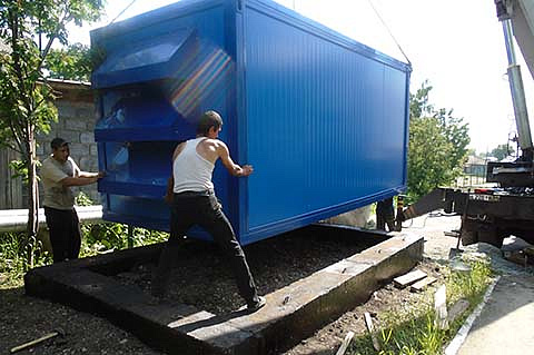 Установка контейнера с оборудованием на основание из блоков